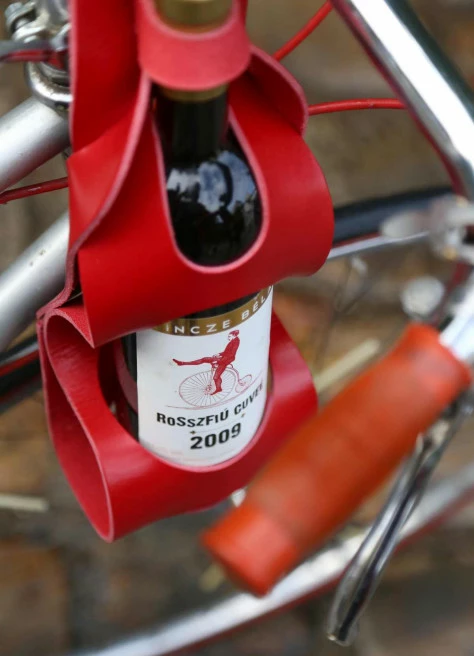 Porte-bouteille Vélo De Vin En Cuir - La Bouclée 2 Porte-bouteille Vélo De Vin En Cuir - La Bouclée – Image 2