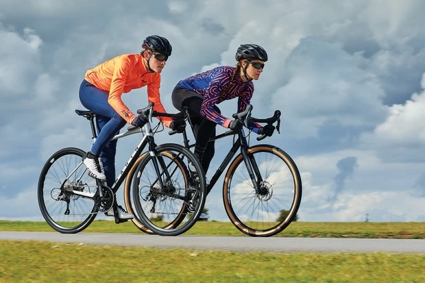 Vélos électriques Soldes -Vélos électriques Soldes Two road cyclists in drops winter road female a2b8cdd